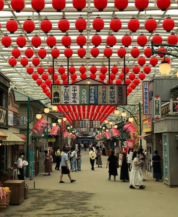Phố mua sắm theo chủ đề retro Shoutengai tại công viên giải trí Seibuen.